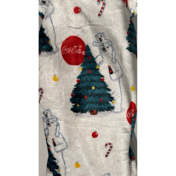 Viral Coca-Cola Christmas Blanket - Picture 4 of 4